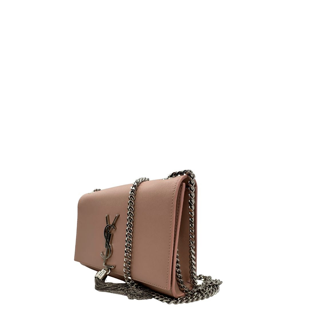 lato Borsa Saint Laurent Kate in pelle rosa con iconica nappa decorativa, di lusso, originale, ottime condizioni, usata. 