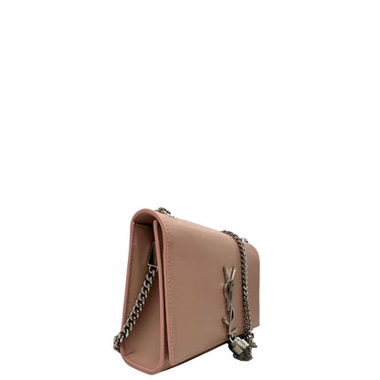 lato Borsa Saint Laurent Kate in pelle rosa con iconica nappa decorativa, di lusso, originale, ottime condizioni, usata. 