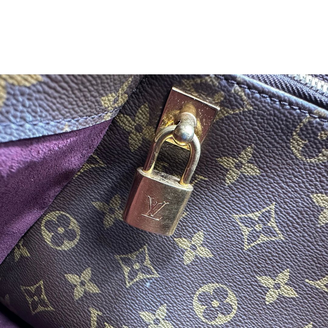 Intero, Borsa Louis Vuitton Montaigne nella versione media in canvas marrone e hardware dorato, indossabile a mano oppure a spalla. Originale, usata, di lusso, in ottime condizioni.