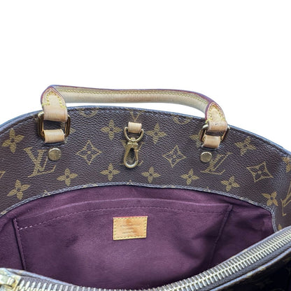 Interno, Borsa Louis Vuitton Montaigne nella versione media in canvas marrone e hardware dorato, indossabile a mano oppure a spalla. Originale, usata, di lusso, in ottime condizioni.