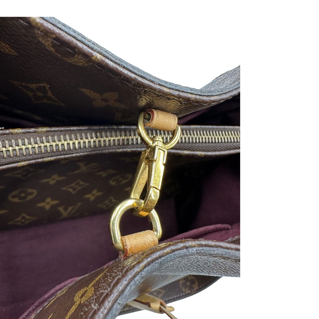 Interno, Borsa Louis Vuitton Montaigne nella versione media in canvas marrone e hardware dorato, indossabile a mano oppure a spalla. Originale, usata, di lusso, in ottime condizioni.