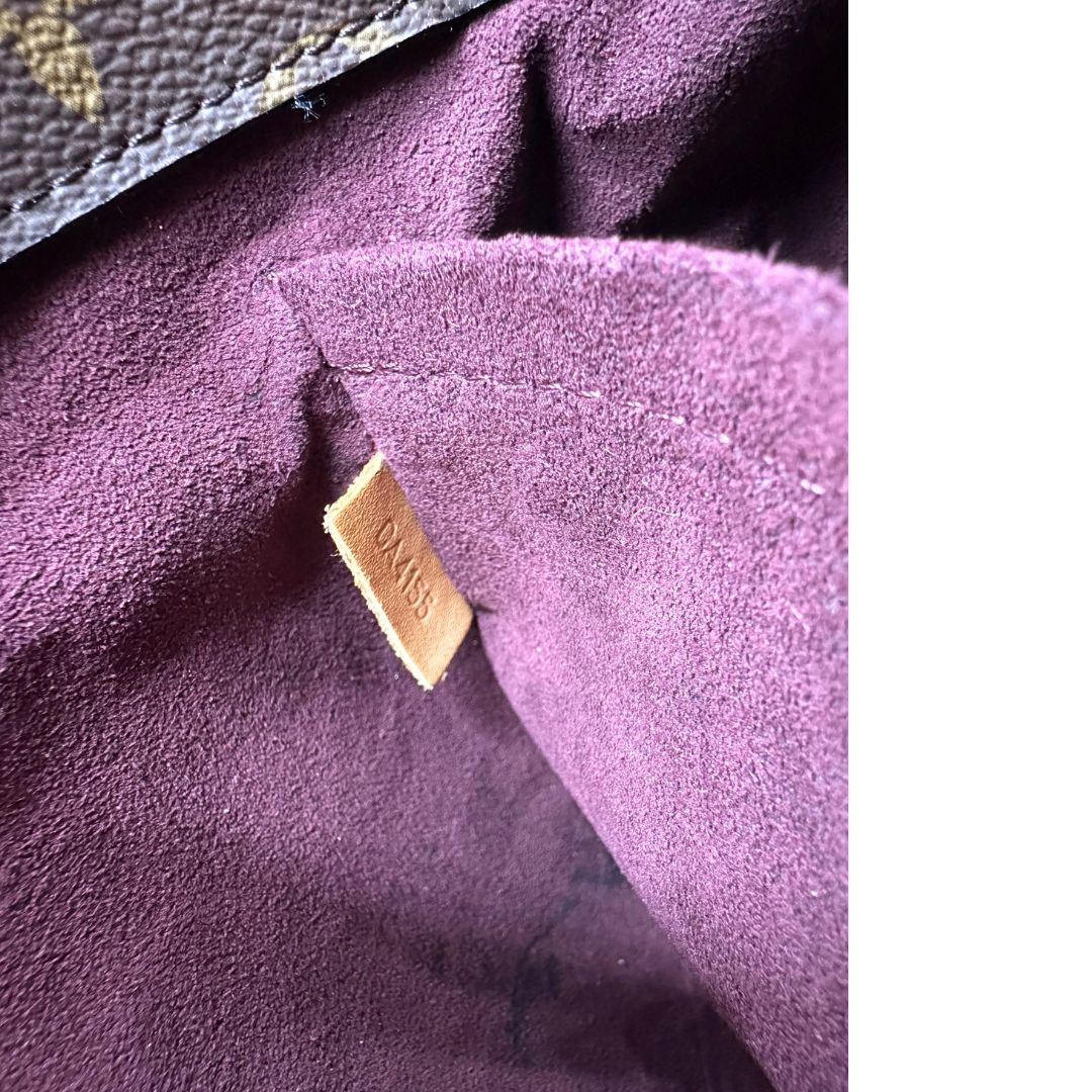 Codice, Borsa Louis Vuitton Montaigne nella versione media in canvas marrone e hardware dorato, indossabile a mano oppure a spalla. Originale, usata, di lusso, in ottime condizioni.
