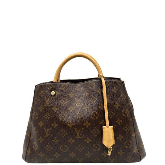 Front, Borsa Louis Vuitton Montaigne nella versione media in canvas marrone e hardware dorato, indossabile a mano oppure a spalla. Originale, usata, di lusso, in ottime condizioni.