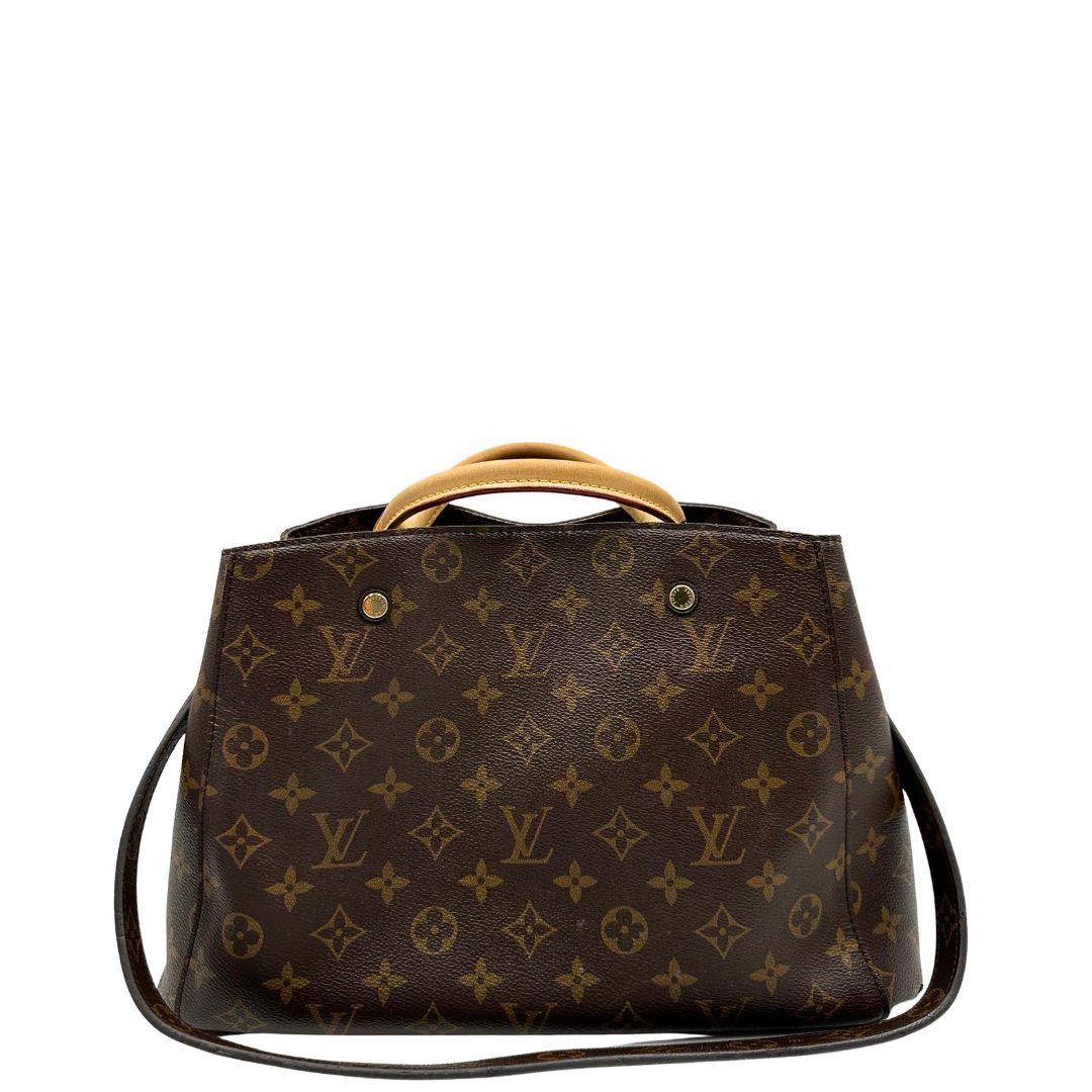Retro, Borsa Louis Vuitton Montaigne nella versione media in canvas marrone e hardware dorato, indossabile a mano oppure a spalla. Originale, usata, di lusso, in ottime condizioni.