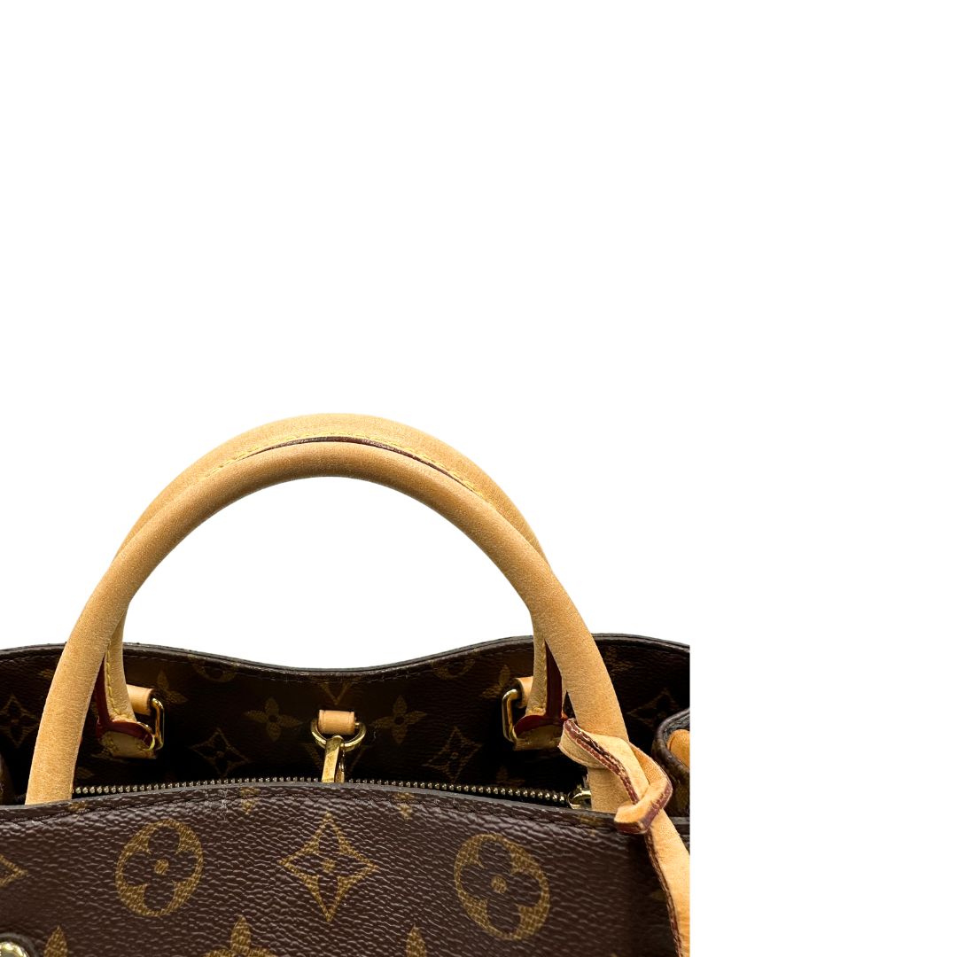 Manici, Borsa Louis Vuitton Montaigne nella versione media in canvas marrone e hardware dorato, indossabile a mano oppure a spalla. Originale, usata, di lusso, in ottime condizioni.