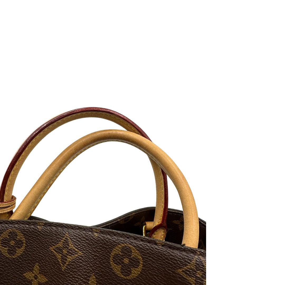Manici, Borsa Louis Vuitton Montaigne nella versione media in canvas marrone e hardware dorato, indossabile a mano oppure a spalla. Originale, usata, di lusso, in ottime condizioni.
