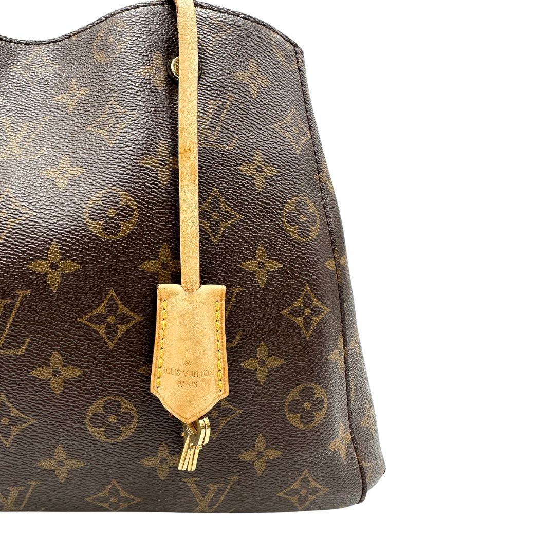 Tag porta chiavi, Borsa Louis Vuitton Montaigne nella versione media in canvas marrone e hardware dorato, indossabile a mano oppure a spalla. Originale, usata, di lusso, in ottime condizioni.