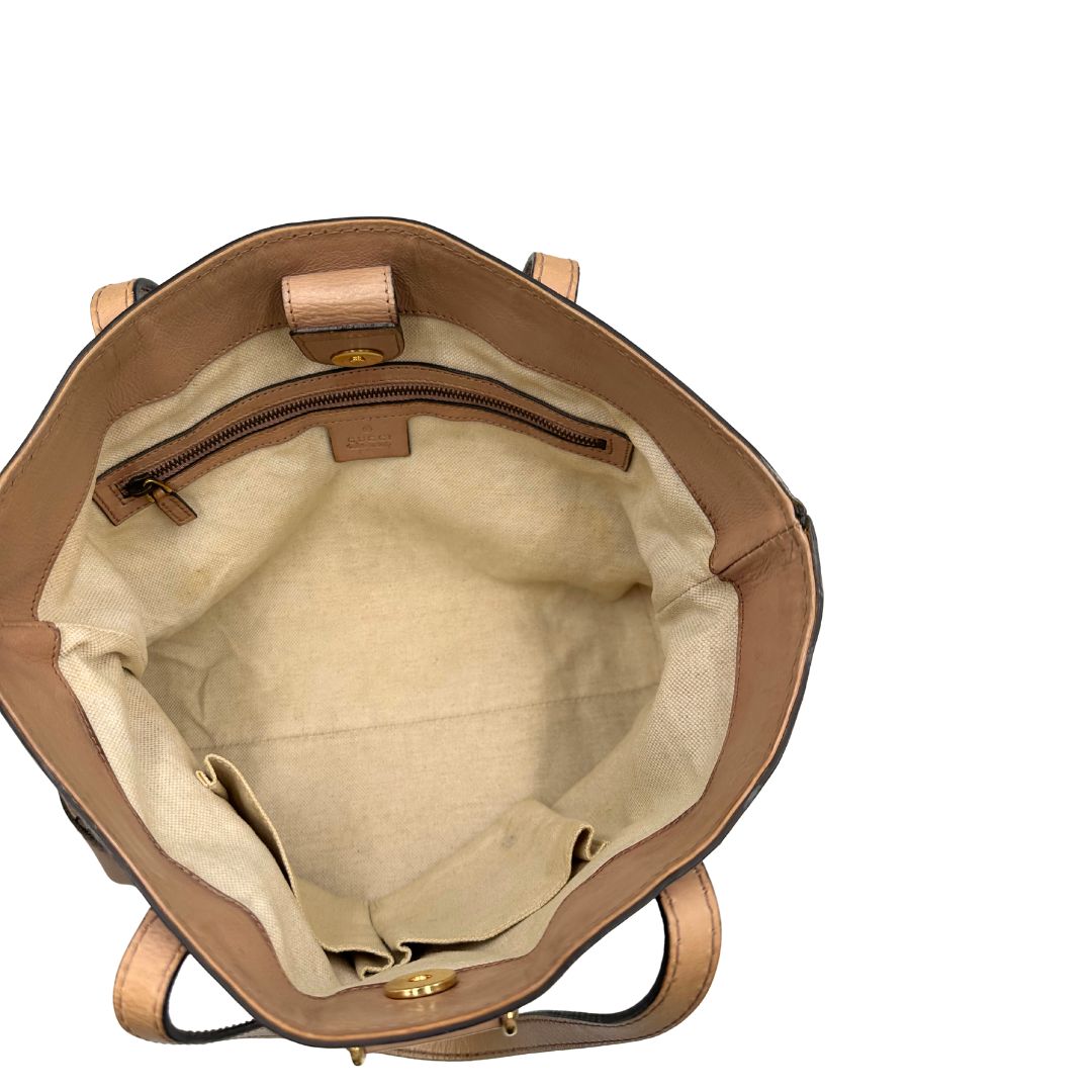 Interno, Shopper Gucci in tessuto beige GG con finiture in pelle rosa. Indossabile a spalla. Originale, usata, di lusso, in ottime condizioni.