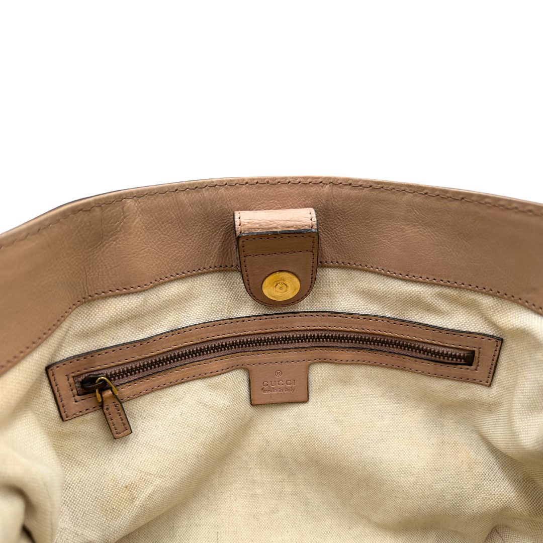 Shopper Gucci in tessuto beige GG con finiture in pelle rosa. Indossabile a spalla. Originale, usata, di lusso, in ottime condizioni.