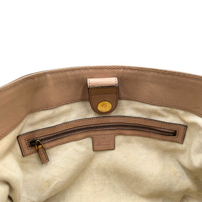 Shopper Gucci in tessuto beige GG con finiture in pelle rosa. Indossabile a spalla. Originale, usata, di lusso, in ottime condizioni.