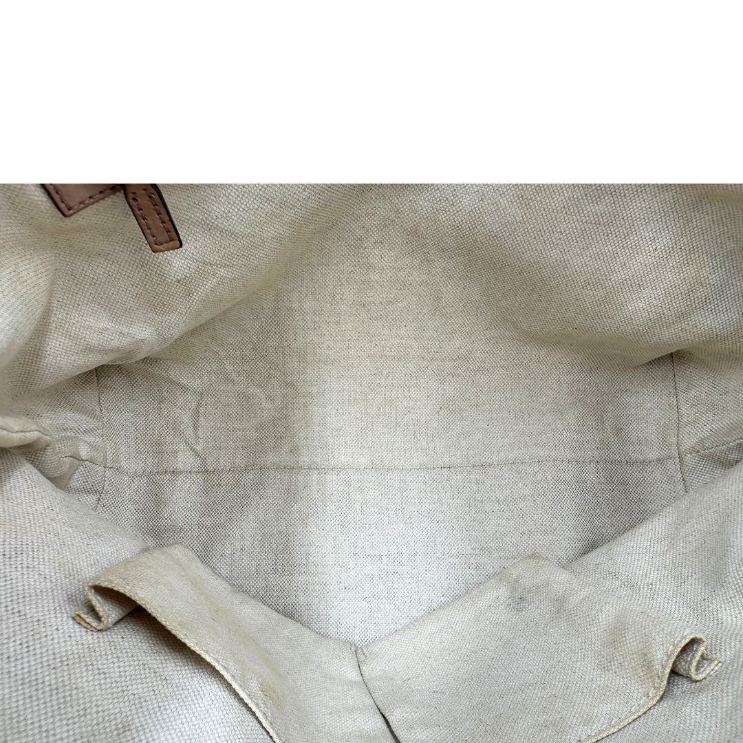 Interno, Shopper Gucci in tessuto beige GG con finiture in pelle rosa. Indossabile a spalla. Originale, usata, di lusso, in ottime condizioni.