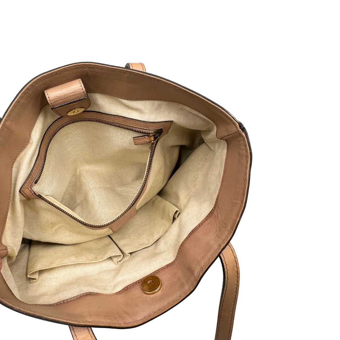 Interno tasca, Shopper Gucci in tessuto beige GG con finiture in pelle rosa. Indossabile a spalla. Originale, usata, di lusso, in ottime condizioni.