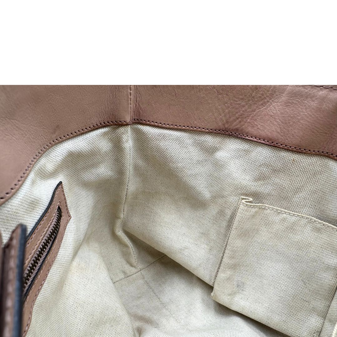 Interno, Shopper Gucci in tessuto beige GG con finiture in pelle rosa. Indossabile a spalla. Originale, usata, di lusso, in ottime condizioni.