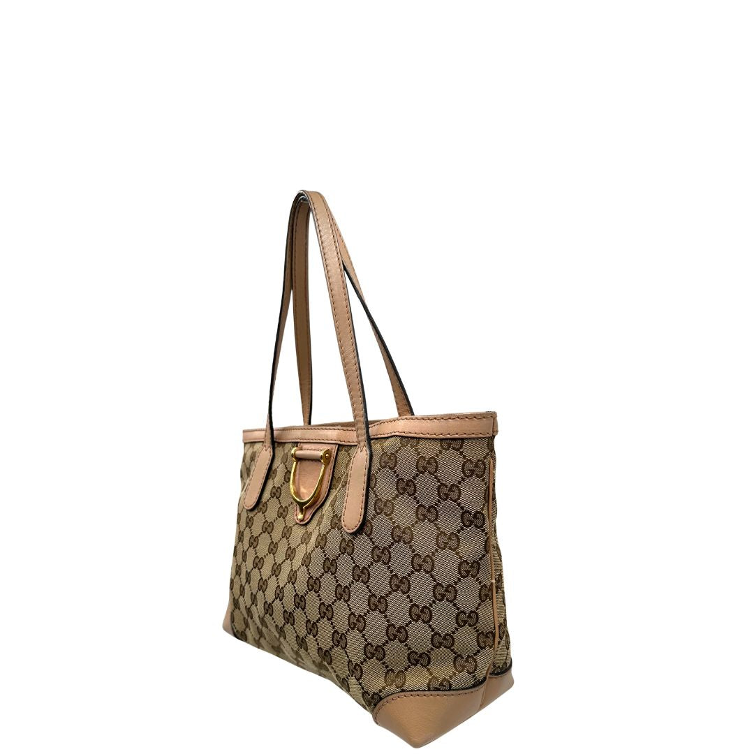 Laterale, Shopper Gucci in tessuto beige GG con finiture in pelle rosa. Indossabile a spalla. Originale, usata, di lusso, in ottime condizioni.