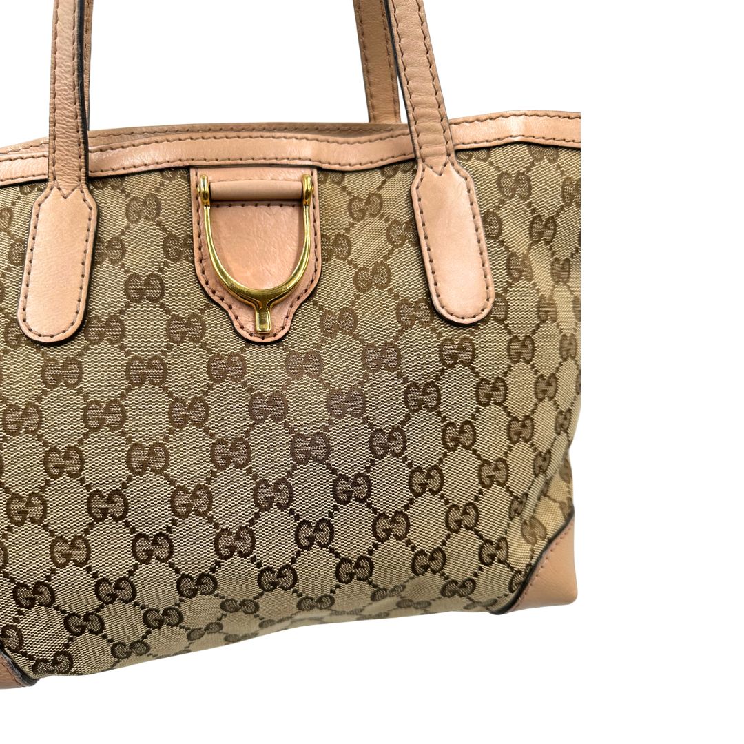 Shopper Gucci in tessuto beige GG con finiture in pelle rosa. Indossabile a spalla. Originale, usata, di lusso, in ottime condizioni.