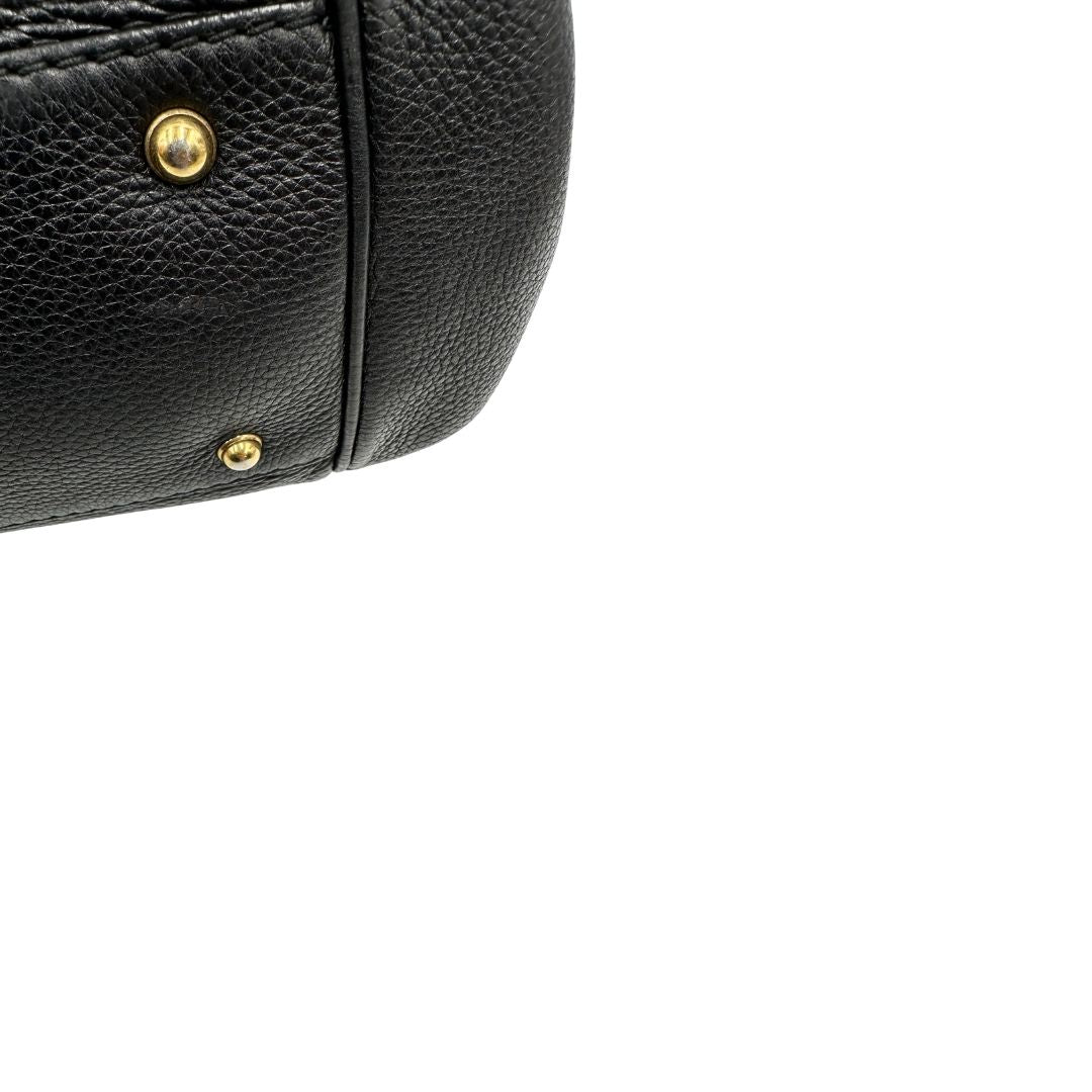 Base, Borsa Gucci in pelle nera con hardware dorato, indossabile a spalla oppure a tracolla. Originale, usata, di lusso, in ottime condizioni.
