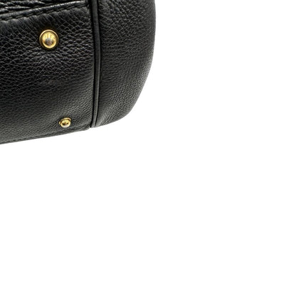 Base, Borsa Gucci in pelle nera con hardware dorato, indossabile a spalla oppure a tracolla. Originale, usata, di lusso, in ottime condizioni.