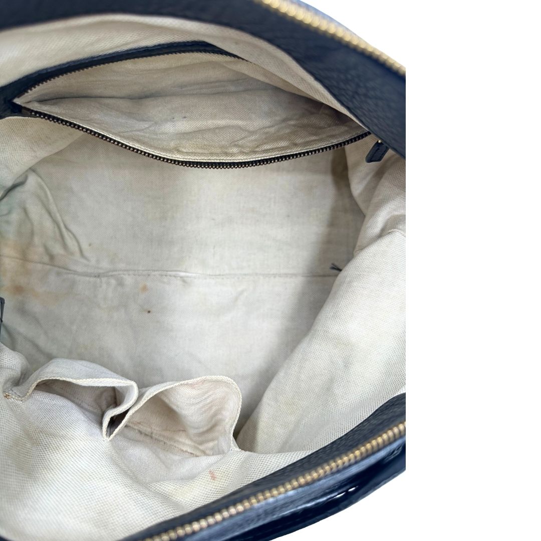 Interno, Borsa Gucci in pelle nera con hardware dorato, indossabile a spalla oppure a tracolla. Originale, usata, di lusso, in ottime condizioni.