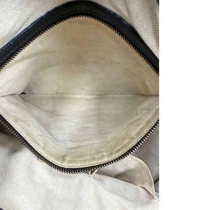 Interno tasca,Borsa Gucci in pelle nera con hardware dorato, indossabile a spalla oppure a tracolla. Originale, usata, di lusso, in ottime condizioni.