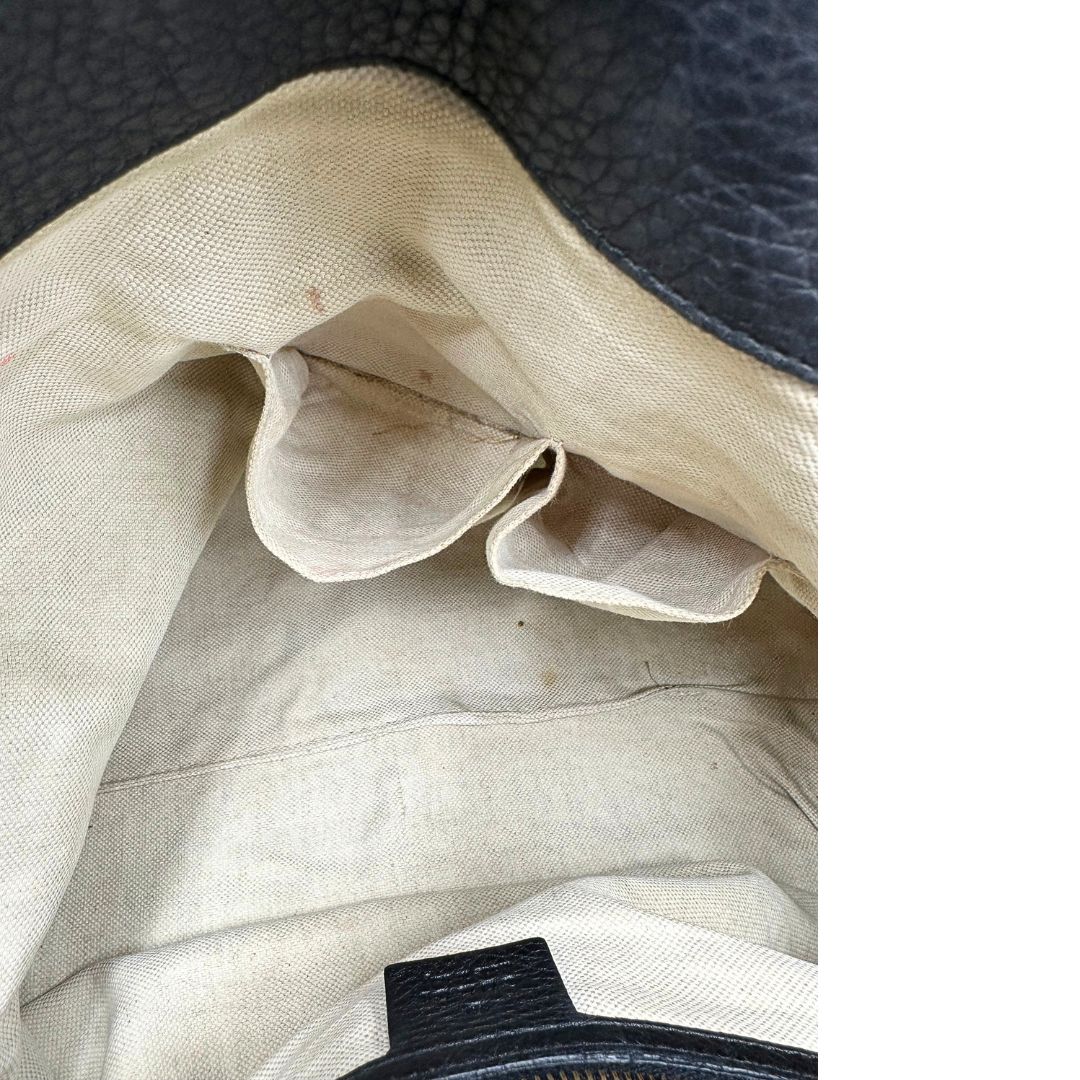 Interno, Borsa Gucci in pelle nera con hardware dorato, indossabile a spalla oppure a tracolla. Originale, usata, di lusso, in ottime condizioni.