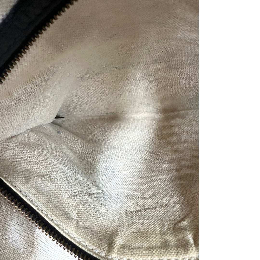 Interno, Borsa Gucci in pelle nera con hardware dorato, indossabile a spalla oppure a tracolla. Originale, usata, di lusso, in ottime condizioni.