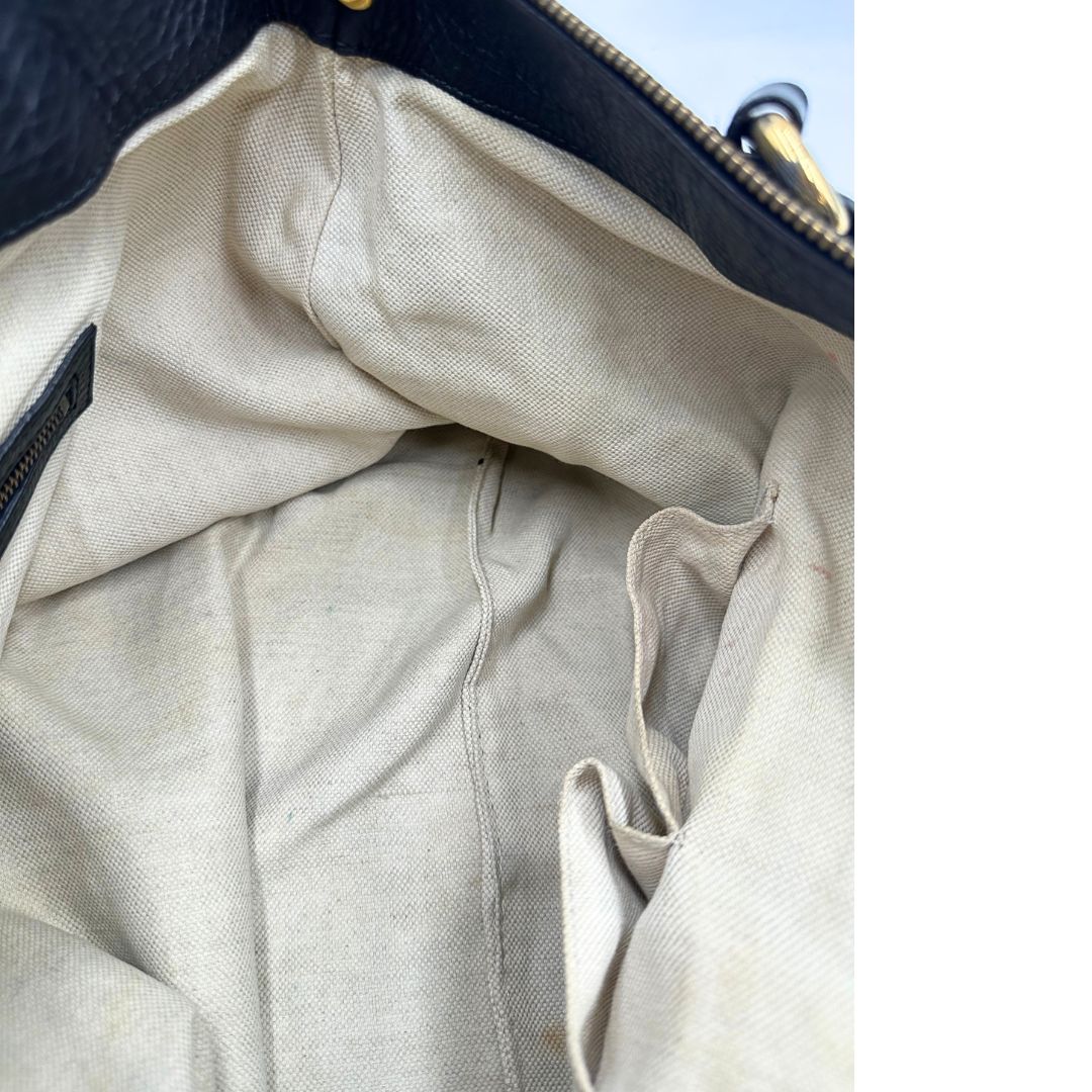 Interno, Borsa Gucci in pelle nera con hardware dorato, indossabile a spalla oppure a tracolla. Originale, usata, di lusso, in ottime condizioni.
