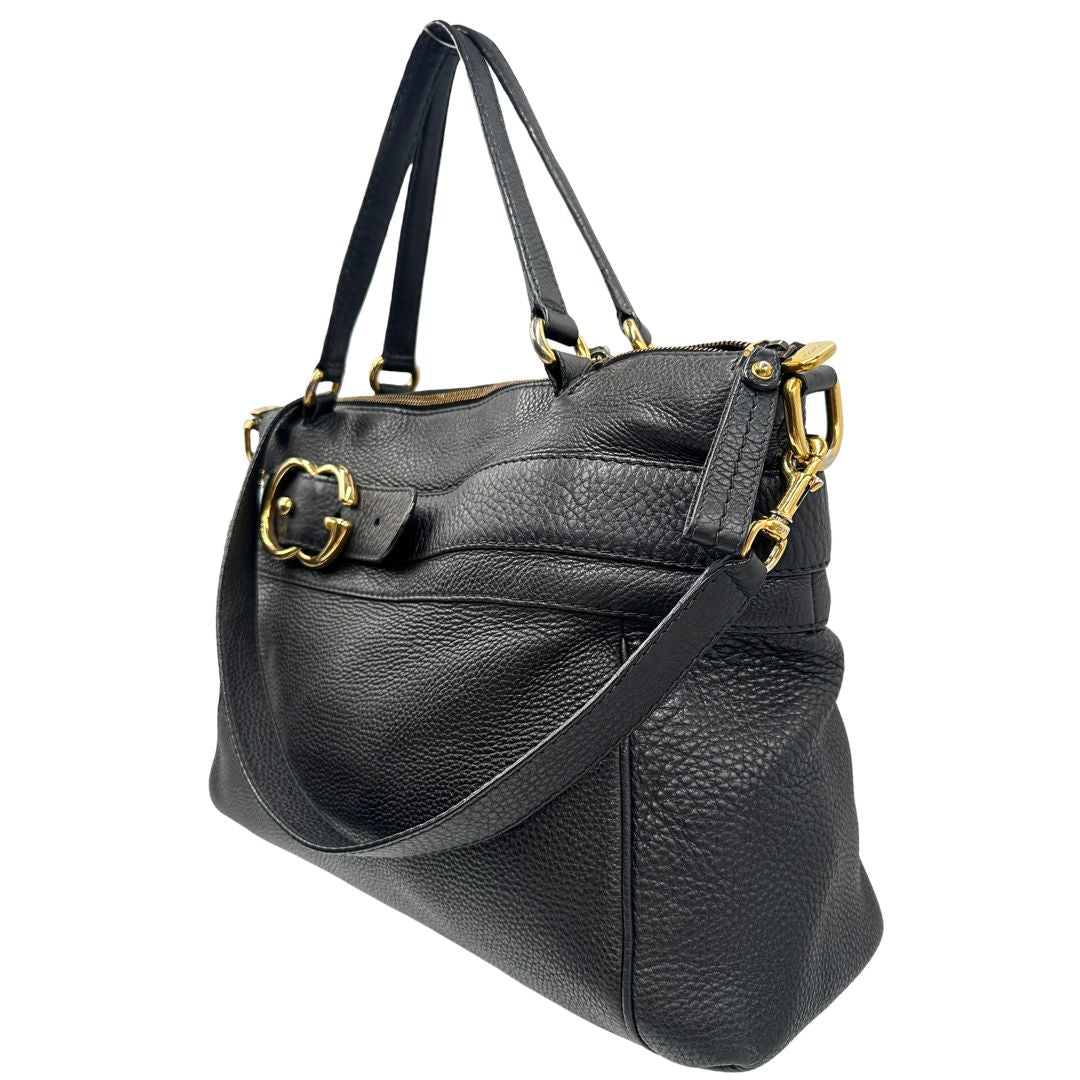 Laterale, Borsa Gucci in pelle nera con hardware dorato, indossabile a spalla oppure a tracolla. Originale, usata, di lusso, in ottime condizioni.