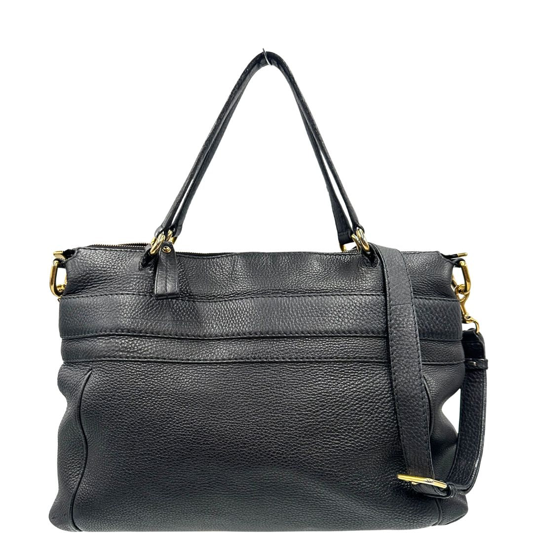Retro, Borsa Gucci in pelle nera con hardware dorato, indossabile a spalla oppure a tracolla. Originale, usata, di lusso, in ottime condizioni.