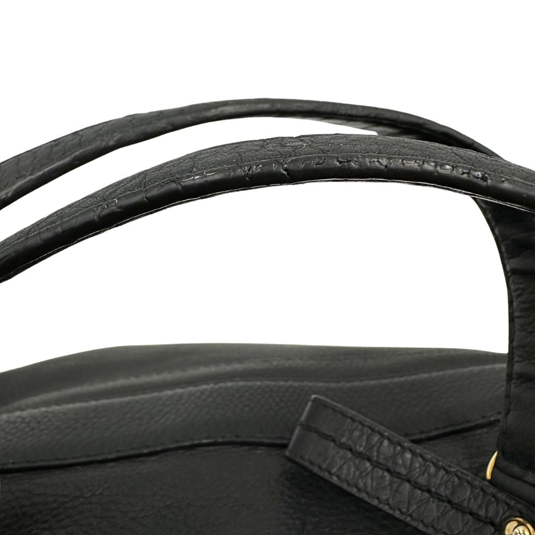 Manci, Borsa Gucci in pelle nera con hardware dorato, indossabile a spalla oppure a tracolla. Originale, usata, di lusso, in ottime condizioni.