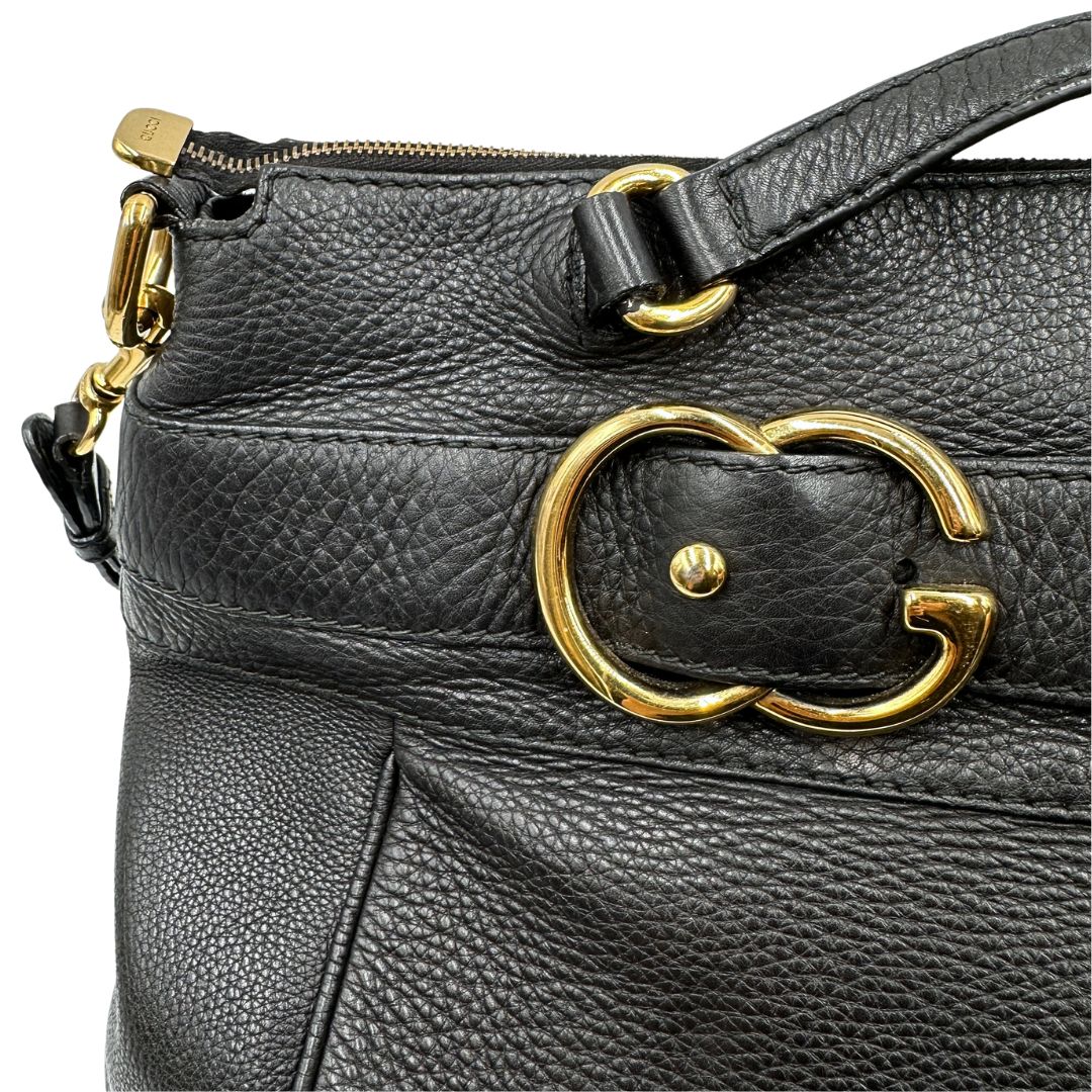 Borsa Gucci in pelle nera con hardware dorato, indossabile a spalla oppure a tracolla. Originale, usata, di lusso, in ottime condizioni.