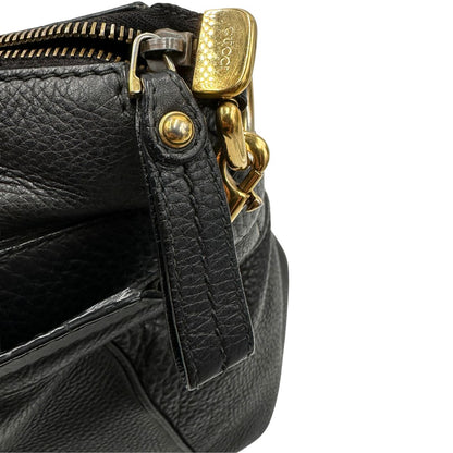 Borsa Gucci in pelle nera con hardware dorato, indossabile a spalla oppure a tracolla. Originale, usata, di lusso, in ottime condizioni.
