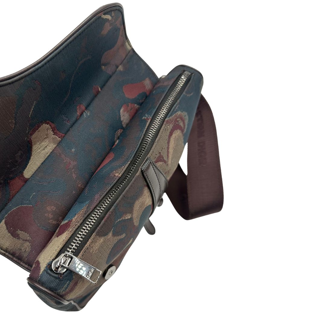 chiusura  Borsa Christian Dior in tessuto camouflage in collaborazione con Peter Doig, di lusso, originale, ottime condizioni, usata. 