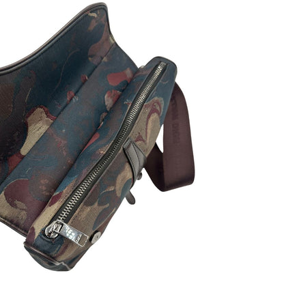chiusura  Borsa Christian Dior in tessuto camouflage in collaborazione con Peter Doig, di lusso, originale, ottime condizioni, usata. 