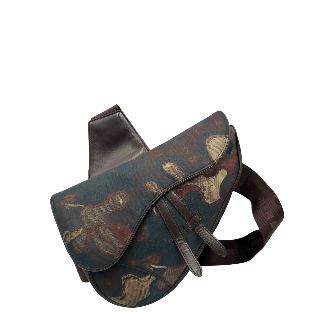 front  Borsa Christian Dior in tessuto camouflage in collaborazione con Peter Doig, di lusso, originale, ottime condizioni, usata.