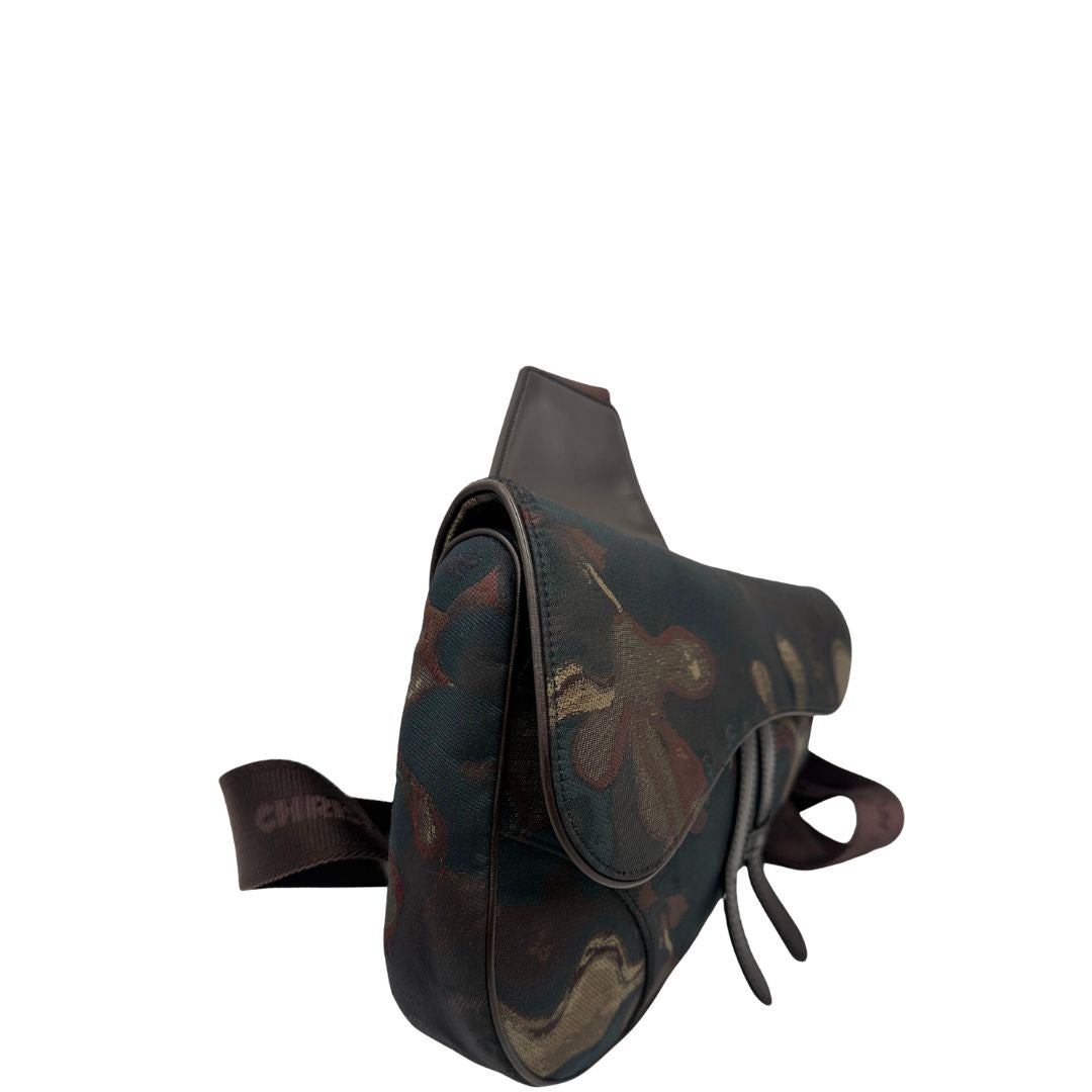 lato  Borsa Christian Dior in tessuto camouflage in collaborazione con Peter Doig, di lusso, originale, ottime condizioni, usata. 