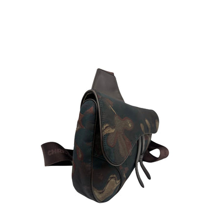 lato  Borsa Christian Dior in tessuto camouflage in collaborazione con Peter Doig, di lusso, originale, ottime condizioni, usata. 