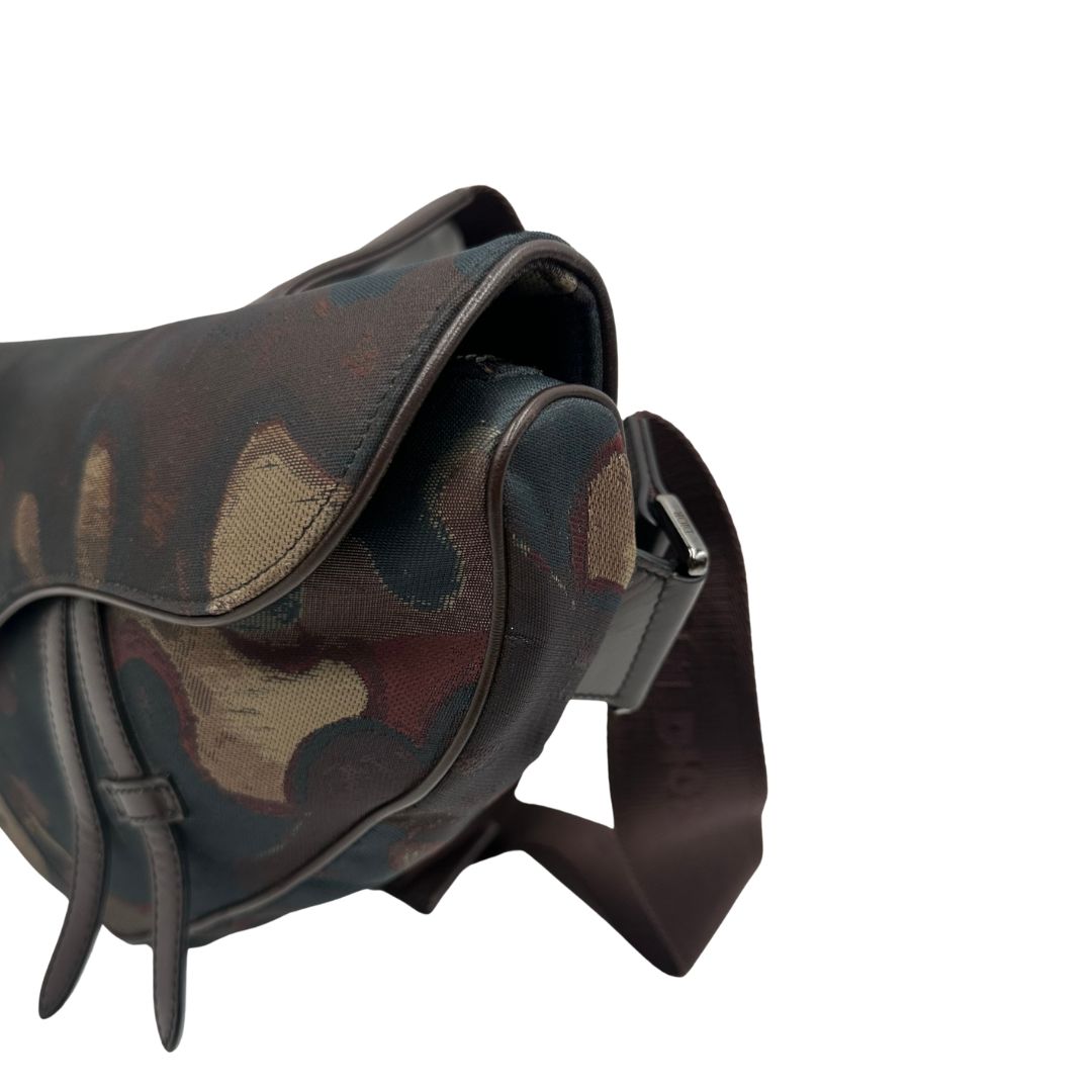 lato  Borsa Christian Dior in tessuto camouflage in collaborazione con Peter Doig, di lusso, originale, ottime condizioni, usata.