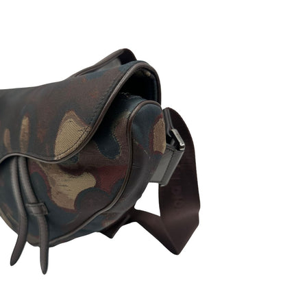 lato  Borsa Christian Dior in tessuto camouflage in collaborazione con Peter Doig, di lusso, originale, ottime condizioni, usata.