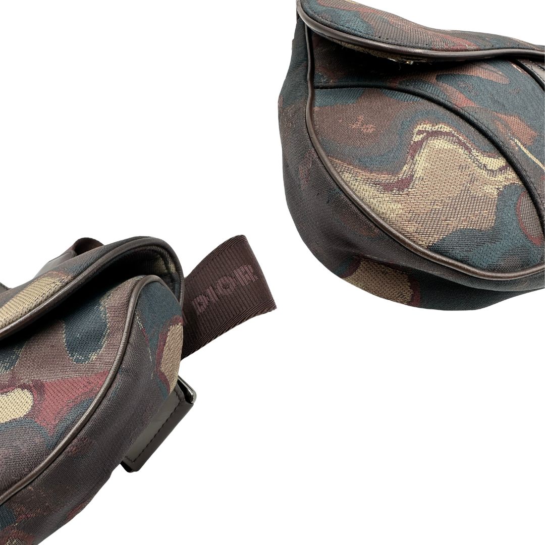 angoli  Borsa Christian Dior in tessuto camouflage in collaborazione con Peter Doig, di lusso, originale, ottime condizioni, usata. 