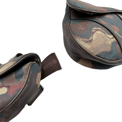 angoli  Borsa Christian Dior in tessuto camouflage in collaborazione con Peter Doig, di lusso, originale, ottime condizioni, usata. 