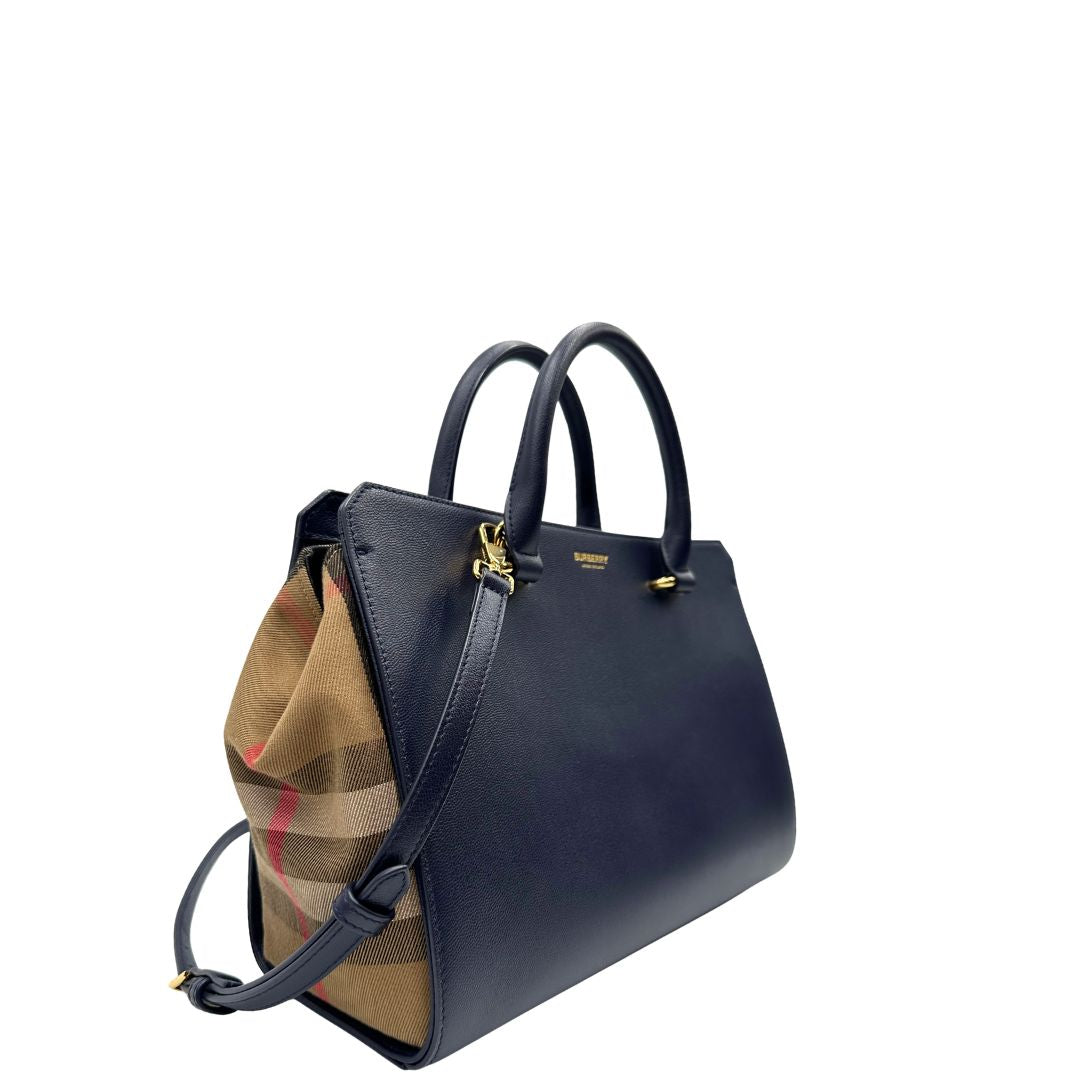 lato Borsa Burberry in pelle blu e profili in tessuto trama tartan, di lusso, originale, ottime condizioni, usata. 