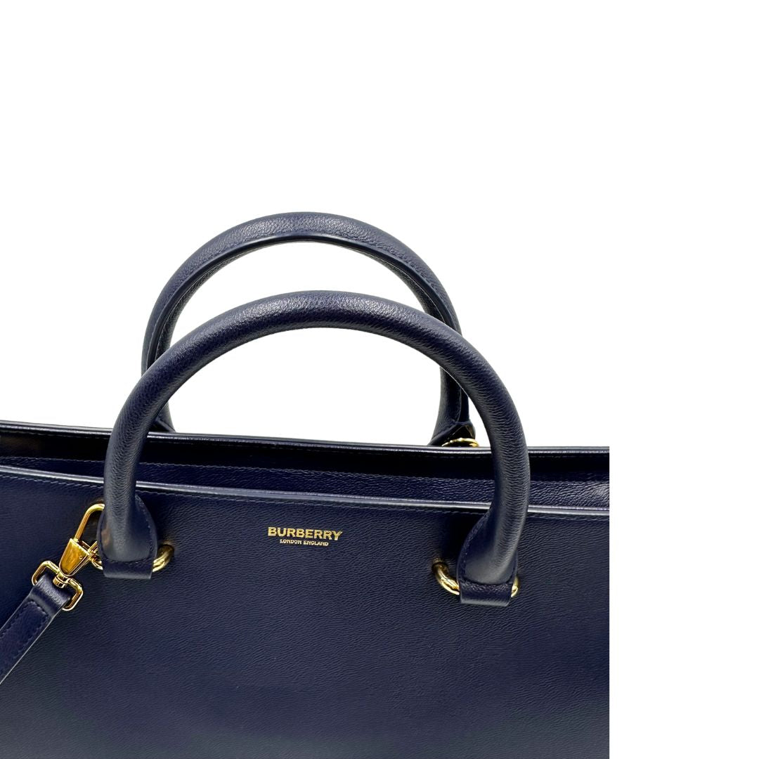 manici Borsa Burberry in pelle blu e profili in tessuto trama tartan, di lusso, originale, ottime condizioni, usata. 