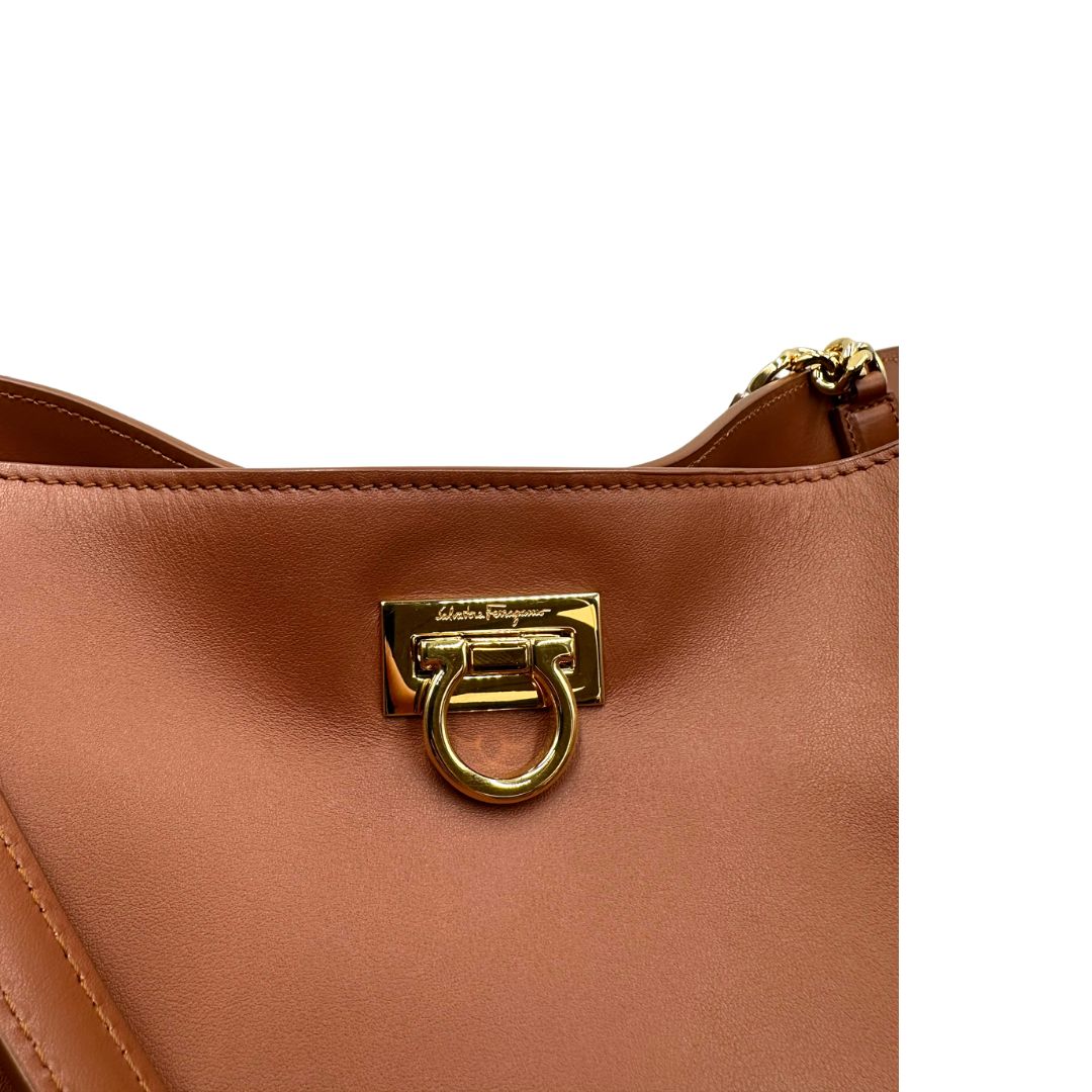 Chiusura, Borsa Tote Salvatore Ferragamo in pelle marrone cognac e manici in pelle con inserti in catena, hardware dorato. Indossabile a spalla.