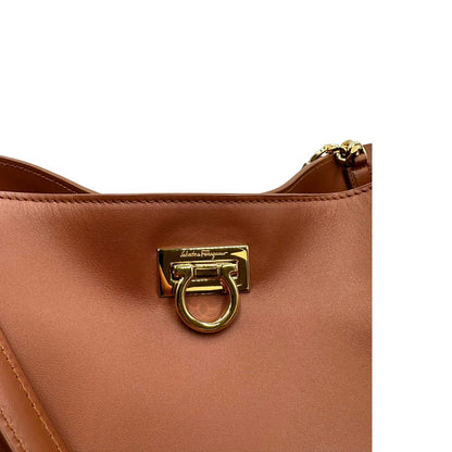 Chiusura, Borsa Tote Salvatore Ferragamo in pelle marrone cognac e manici in pelle con inserti in catena, hardware dorato. Indossabile a spalla.