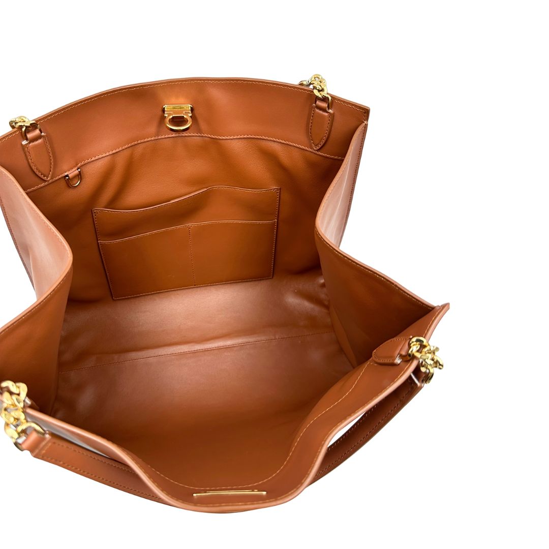 Interno, Borsa Tote Salvatore Ferragamo in pelle marrone cognac e manici in pelle con inserti in catena, hardware dorato. Indossabile a spalla.