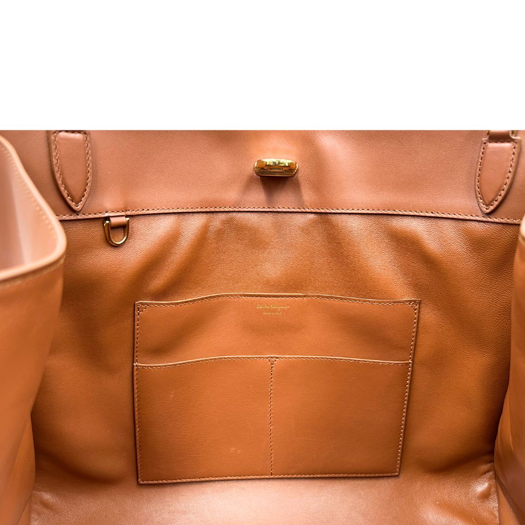 Interno, Borsa Tote Salvatore Ferragamo in pelle marrone cognac e manici in pelle con inserti in catena, hardware dorato. Indossabile a spalla.