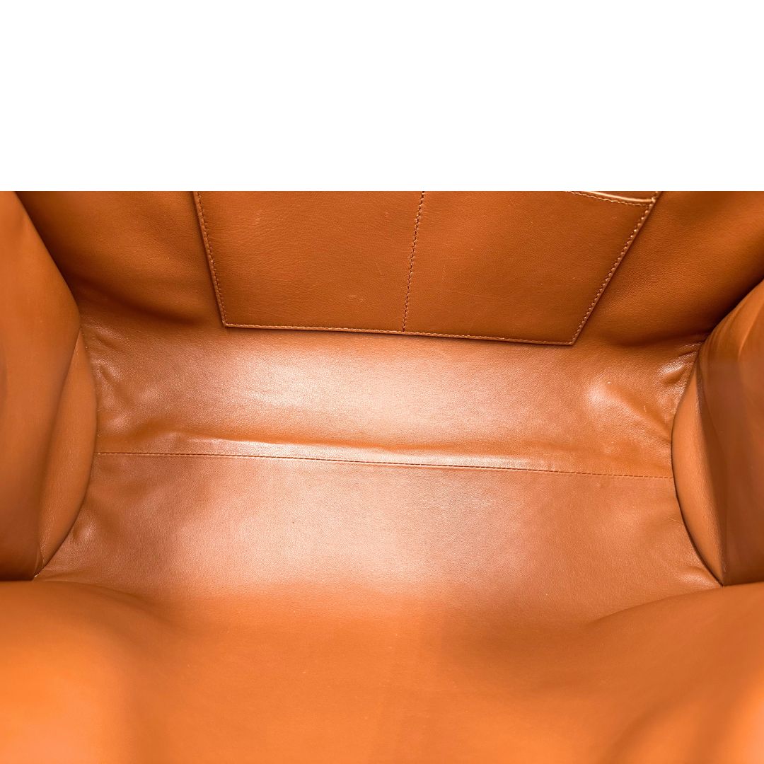 Interno, Borsa Tote Salvatore Ferragamo in pelle marrone cognac e manici in pelle con inserti in catena, hardware dorato. Indossabile a spalla.