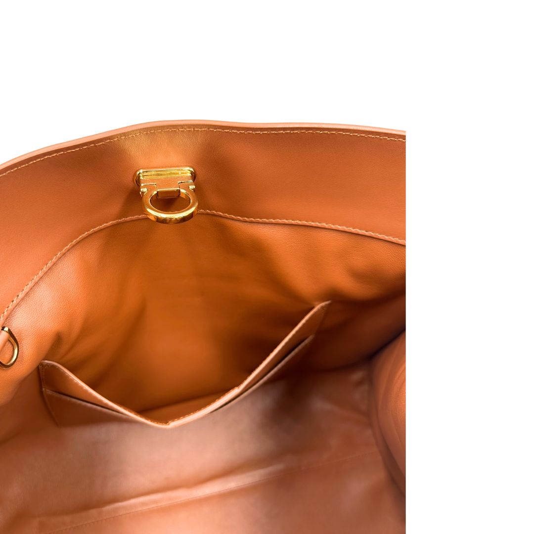 Interno, Borsa Tote Salvatore Ferragamo in pelle marrone cognac e manici in pelle con inserti in catena, hardware dorato. Indossabile a spalla.