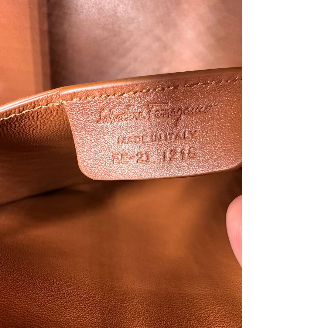Codice, Borsa Tote Salvatore Ferragamo in pelle marrone cognac e manici in pelle con inserti in catena, hardware dorato. Indossabile a spalla.