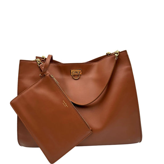 Front, Borsa Tote Salvatore Ferragamo in pelle marrone cognac e manici in pelle con inserti in catena, hardware dorato. Indossabile a spalla.